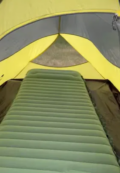 Velora Bivouac™ | Le matelas de camping qui transforme vos nuits en tente en vraies nuits de sommeil