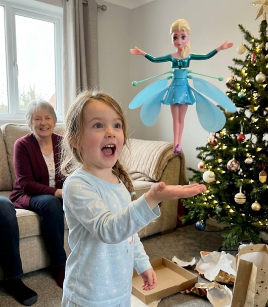 Enfant qui fait voler le Velora FlyHero Pro le matin de Noël