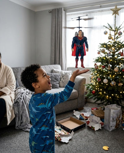 Enfant qui fait voler le Velora FlyHero Pro le matin de Noël